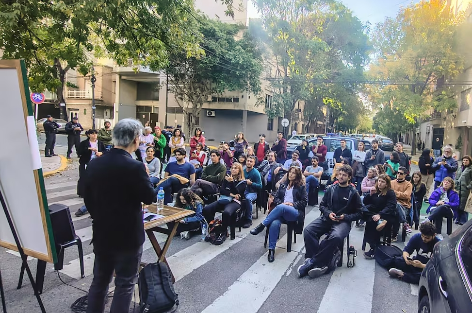 La clase pública fue en Miró y Bonifacio, a metros del departamento de Adorni. (prensa CONADU)