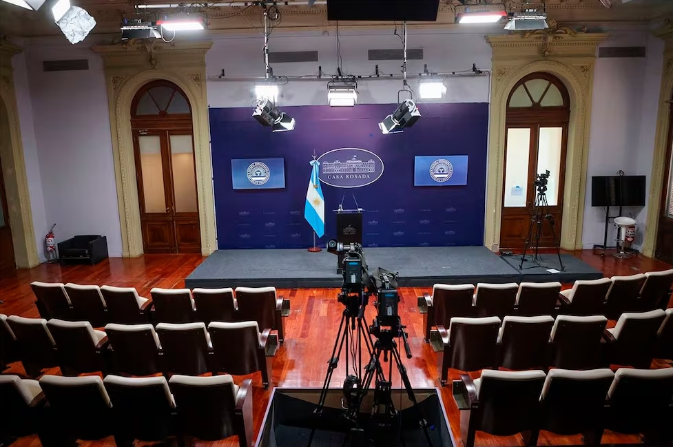 Censura Milei y Adorni cerraron la sala de periodistas de la Rosada, un hecho inédito en la historia argentina. (PRESIDENCIA)