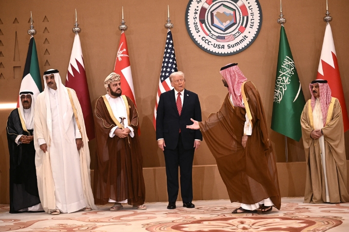 El presidente estadounidense Donald Trump posa con líderes y funcionarios del Golfo durante la cumbre del Consejo de Cooperación del Golfo en Riad el 14 de mayo de 2025. Brendan Smialowski/Getty Images