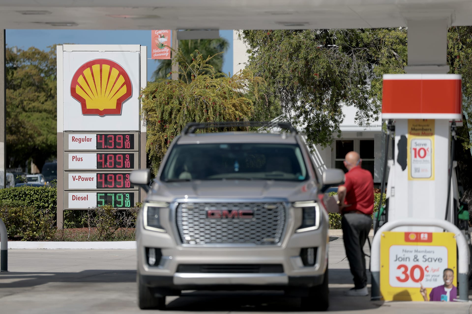 Los precios del combustible se muestran en un cartel mientras un cliente llena el tanque de su vehículo en una gasolinera el 13 de abril de 2026 en Miami, Florida. Joe Raedle/Getty Images