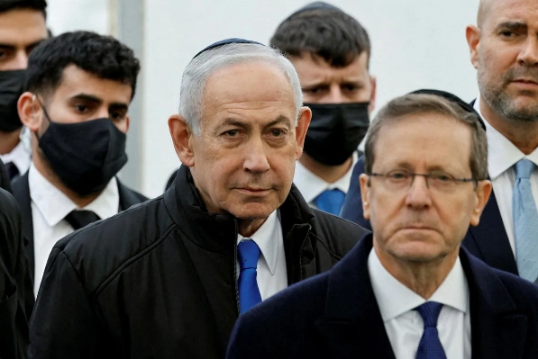 El primer ministro Benjamin Netanyahu y el presidente israelí Isaac Herzog asisten a un servicio conmemorativo en Meitar, Israel, en enero. Crédito: Amir Cohen/REUTERS