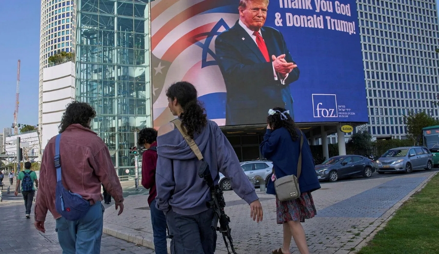 Una valla publicitaria electrónica que muestra una imagen del presidente Donald Trump junto al mensaje "Gracias a Dios y a Donald Trump", en Tel Aviv, Israel, durante la guerra contra Irán. Crédito: Ohad Zwigenberg/AP