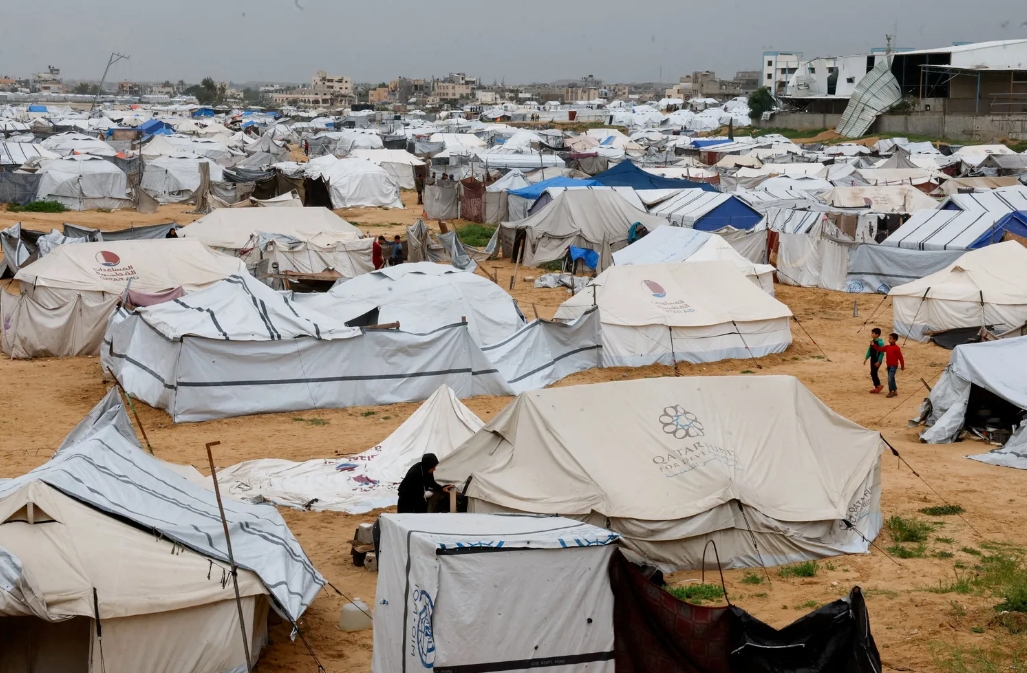 Un campamento improvisado de tiendas de campaña que alberga a palestinos desplazados en Khan Yunis el 2 de abril. Las enfermedades que se propagan a través de roedores, insectos, alimentos y agua son rampantes en los campamentos de tiendas de campaña de Gaza, según la OMS. Crédito: Haseeb Alwazeer/Reuters