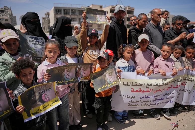 Palestinos protestan en la ciudad de Gaza contra el acceso limitado a repuestos médicos y baterías para personas sordas y con discapacidad auditiva en la Franja, el sábado. Crédito: Abdel Kareem Hana/AP