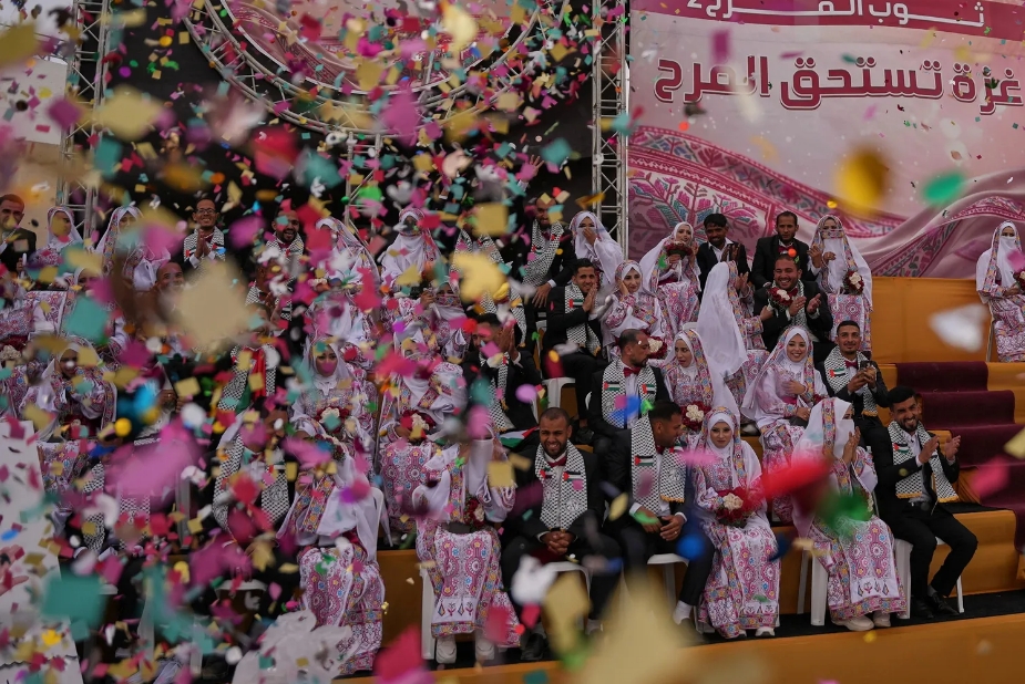 Parejas palestinas participan en una ceremonia nupcial colectiva en Deir al-Balah, en el centro de la Franja de Gaza, el 24 de abril. Crédito: Abdel Kareem Hana/AP