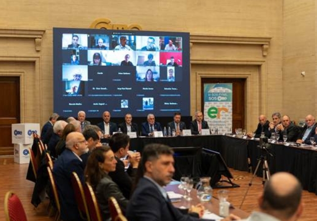 El presidente de CAME, Ricardo Diab; el director del sector Economías Regionales, Eduardo Rodríguez; los vicepresidentes Alberto Kahale y Fabián Castillo, el secretario de Hacienda, Blas Taladrid junto a directivos de la entidad y legisladores
