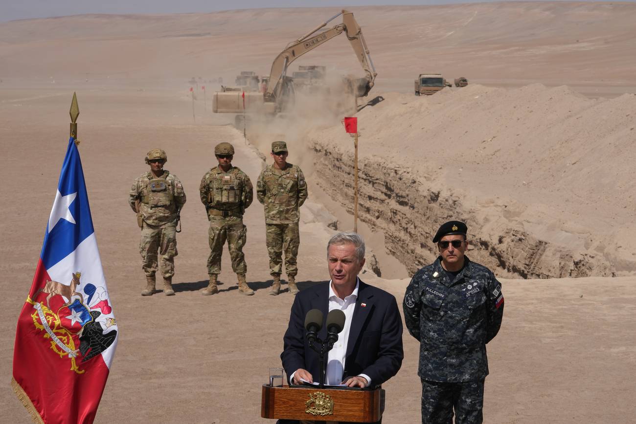 José Antonio Kast durante la construcción de la zanja antiinmigración en la frontera norte de Chile. Imagen: AP/Esteban Felix.