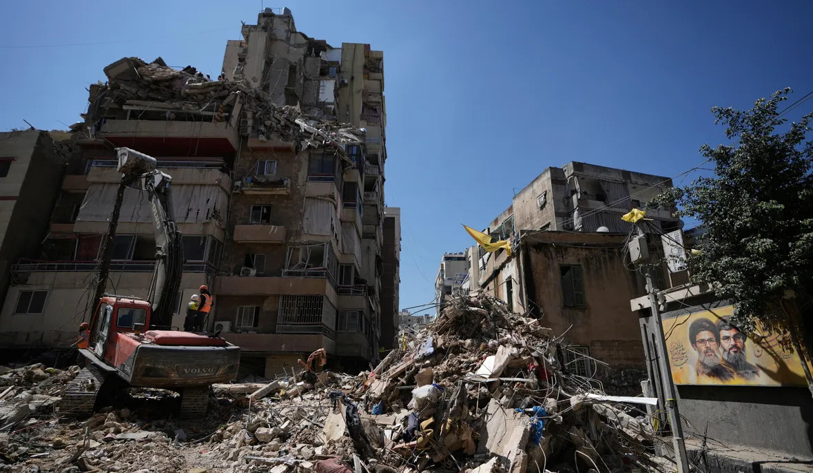 Equipos de rescate buscan entre los escombros de un edificio destruido por un ataque aéreo israelí el día anterior en Dahiyeh, suburbio al sur de Beirut, Líbano, 7 de mayo de 2026. Crédito: Bilal Hussein/AP