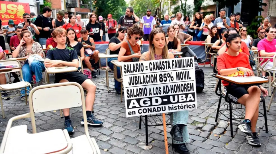 UBA. Clases Públicas en la casa de Adorni | Pablo Cuarterolo