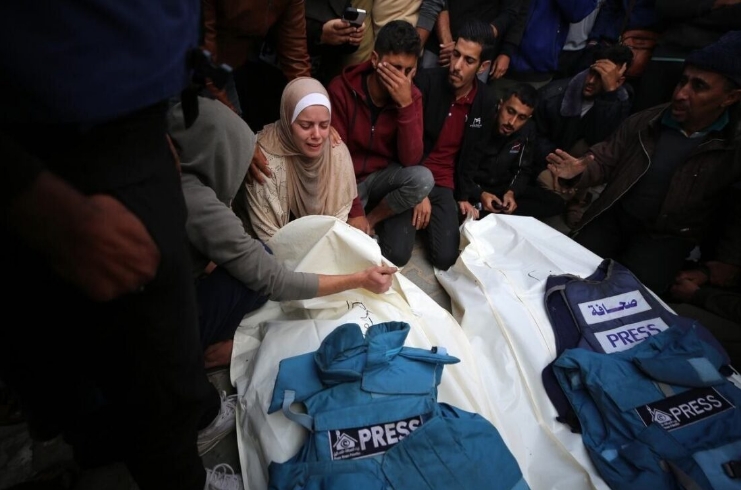 Colegas, familiares y amigos junto a los cuerpos de los periodistas Sari Mansour y Hassouna Esleem, quienes fueron asesinados por un bombardeo israelí en el campamento de Bureij, en el centro de la Gaza, el 18 de noviembre de 2023. Majdi Fathi/NurPhoto vía Getty Images.