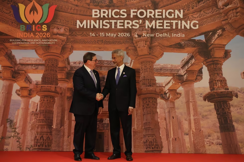 El canciller de la India, Subrahmanyam Jaishankar (der), estrecha la mano de su par cubano, Bruno Rodríguez, en el marco de una reunión de los BRICS. EFE. EFE