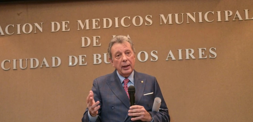 más de un millón de dólares de que debían derivarse a Osmédica. Carlos Rojo, el líder de Médicos Municipales. Carlos Rojo, el líder de Médicos Municipales.