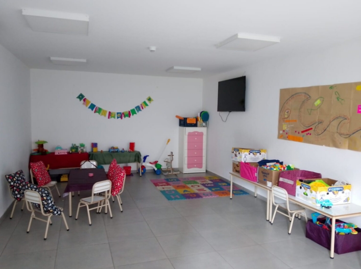La imagen de una sala vacia. Las mujeres que habitan el espacio están bajo protección y no pueden ser fotográfiadas.