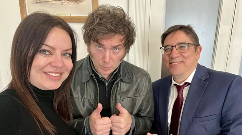 Javier Milei junto a la ministra de Capital Humano, Sandra Pettovello, y el subsecretario de Políticas Universitarias, Alejandro «Galleguito» Álvarez.