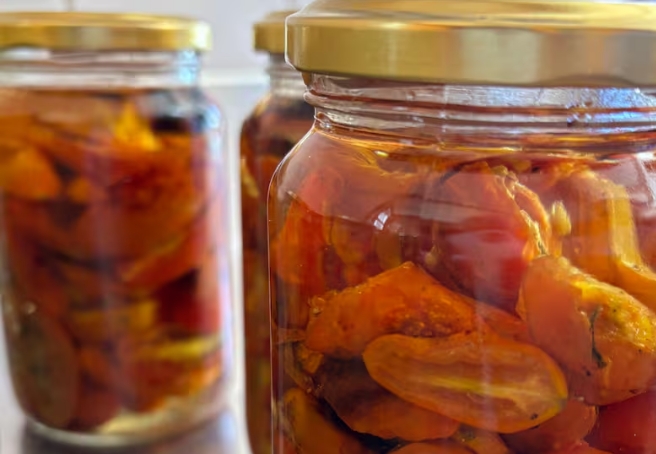 Además de producir, los alumnos elaboran salsas, dulces y conservas, sumando valor a lo que cultivan