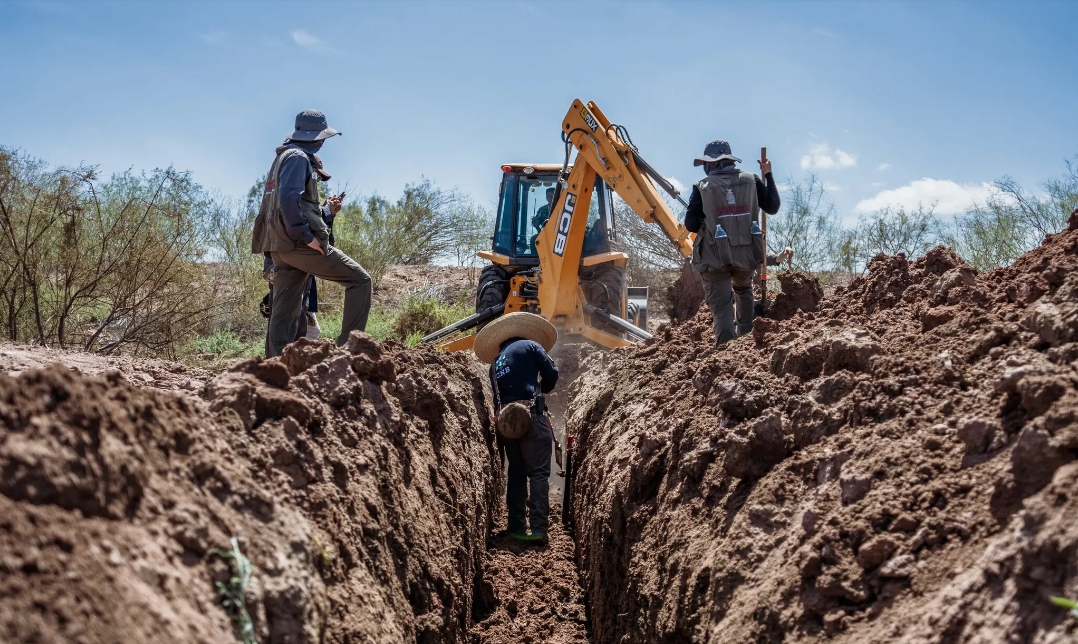 Un lugar de búsqueda en Juan José Ríos. Los esfuerzos a menudo implican que tanto los funcionarios como las familias trabajen juntos en zonas donde se han encontrado restos en el pasado.