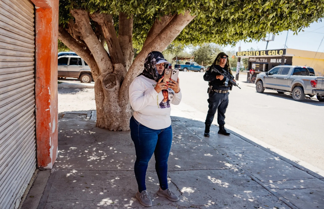 Flores, acompañada de un policía por seguridad, retransmitiendo en directo en Corerepe, Sinaloa.