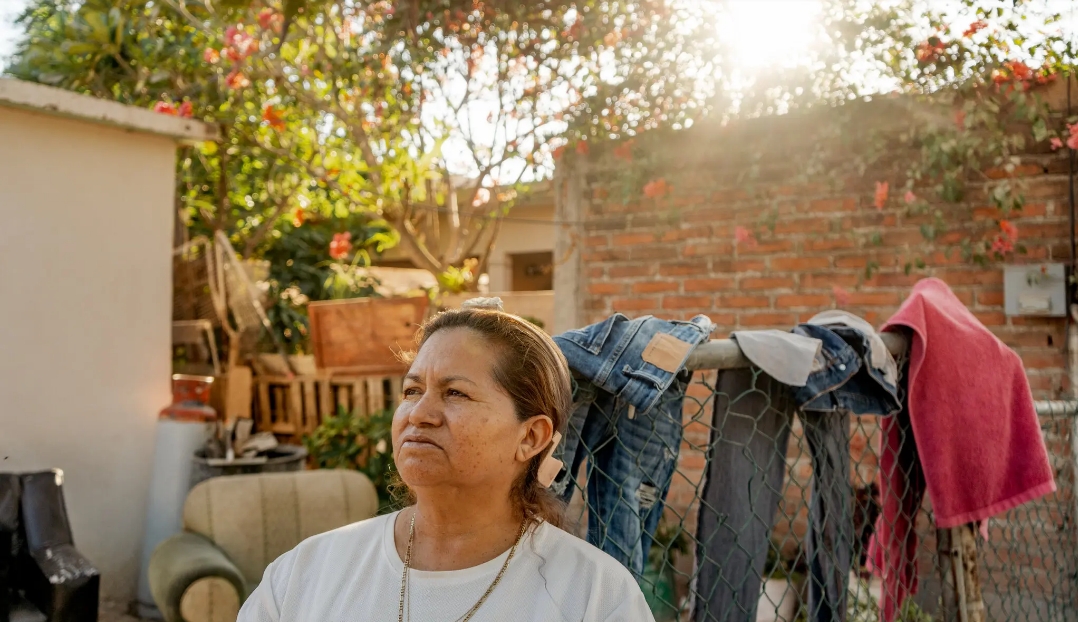 Flores en casa de su madre en Juan José Ríos. “Ellos tienen que pagar lo que le hicieron a mi hijo”, dijo.