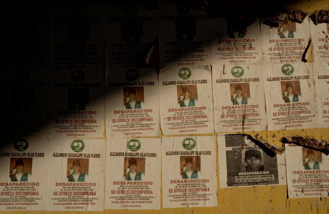 Volantes de personas desaparecidas en Juan José Ríos con la imagen del hijo de Flores, Alejandro.