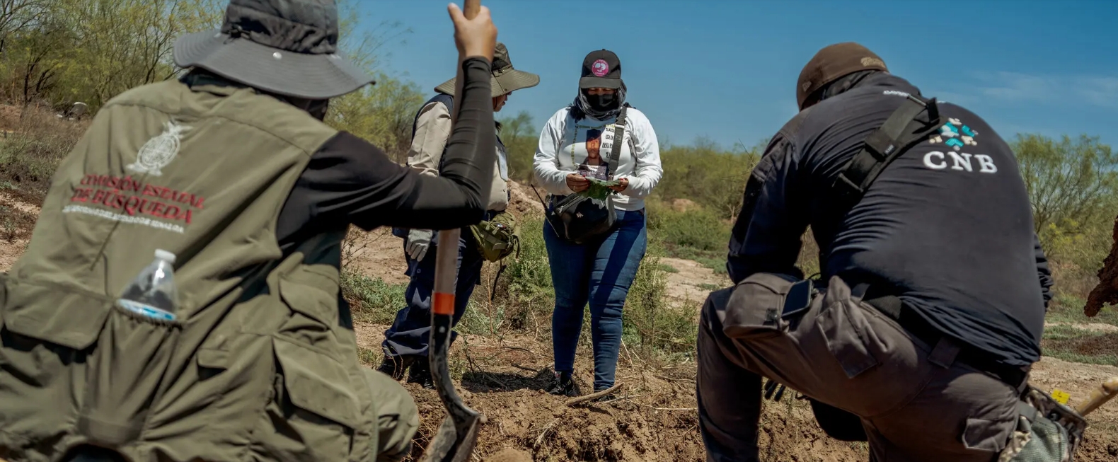 Los buscadores entregaron a Flores un trozo de tela durante un registro en Juan José Ríos.