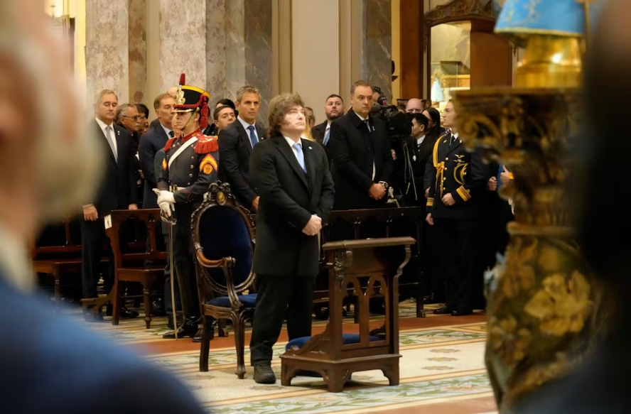 Javier Milei escucha la homilía de García Cuerva durante el tedeum en la catedral metropolitana. Prensa -