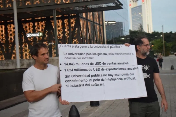 Imagen: Letra P | Docentes de la UBA se manifestaron frente a la empresa Globant, en el Polo Tecnológico de Retiro en la ciudad de Buenos Aires.