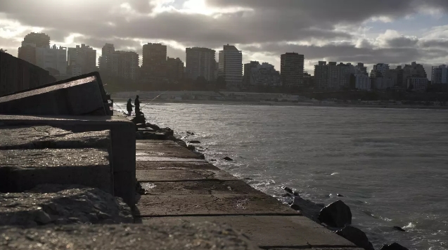 La escollera norte de Mar del Plata. El océano representa una fuente renovable que aprovecha el movimiento de las olas para generar energía.
