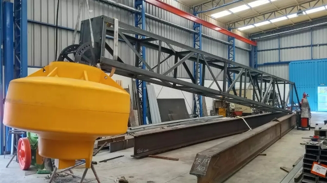 Boya y brazo metálico del proyecto de energía undimotriz que desde 2007 trabajan en la Universidad Tecnológica Nacional (UTN) de Buenos Aires.