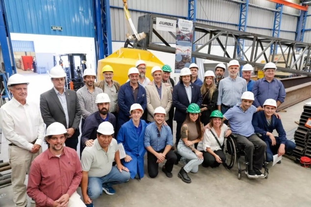El equipo que trabaja para generar electricidad a partir de las olas: autoridades de la UTN y Pacheco, personal de la Empresa de Duroll, FITBA, CIC y PROINGED. Proyecto de Energía Undimotriz UTN