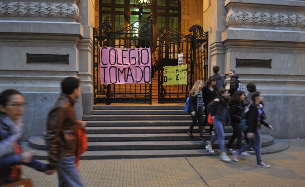 Estudiantes votaron a favor de la toma de los colegios Nacional Buenos Aires y Carlos Pellegrini. Pablo E.Piovano