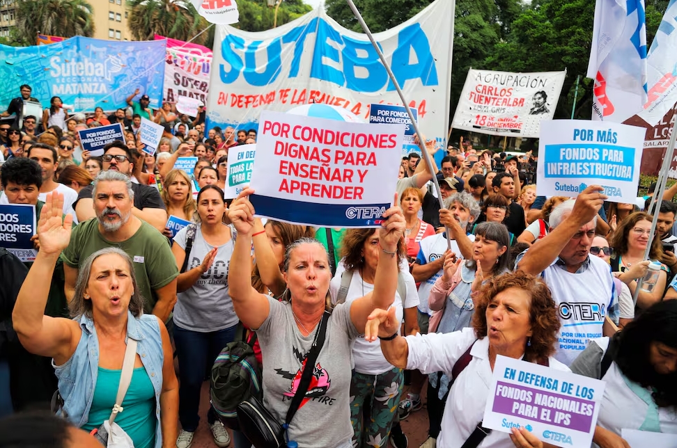 Manifestaciones en defensa de la educación. NA