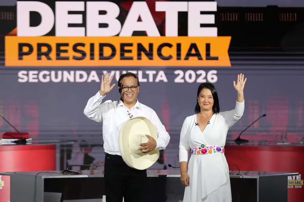 Keiko Fujimori y Roberto Sánchez saludan durante un debate presidencial este domingo en Lima EFE. EFE