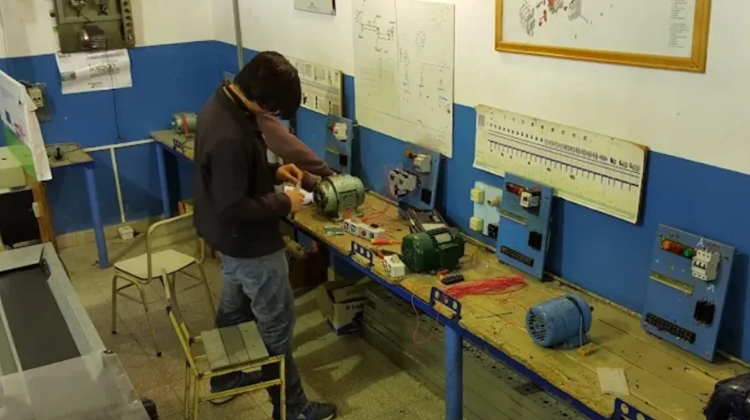 El sistema utiliza paneles solares y generación eólica para producir electricidad destinada al funcionamiento de sectores de la escuela. Foto gentileza.