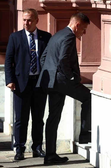 Peter Thiel, a la derecha, llegaba a una reunión con el presidente Javier Milei en el Palacio Presidencial de la Casa Rosada, en Buenos Aires, en abril.Credit...Matias Baglietto/Reuters