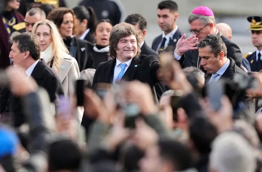 El presidente de Argentina, Javier Milei, el lunes en Buenos Aires. Un funcionario de alto rango dijo que los multimillonarios, como Thiel, son bienvenidos en Argentina.Credit...Natacha Pisarenko/Associated Press