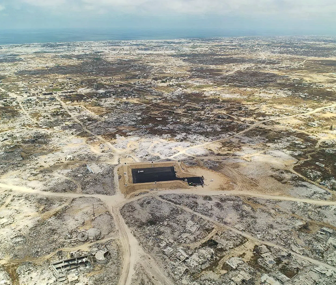 Una imagen publicada el 8 de mayo de 2026 que muestra una nueva base militar israelí en la rotonda de Bani Suheila, en Jan Yunis. Cuenta con un perímetro formado por un alto muro de contención, pavimento y torres de vigilancia.