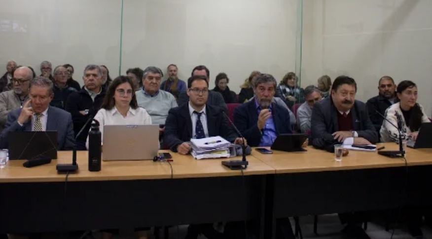 Los imputados y sus defensas letradas. Foto Julia Siciliani