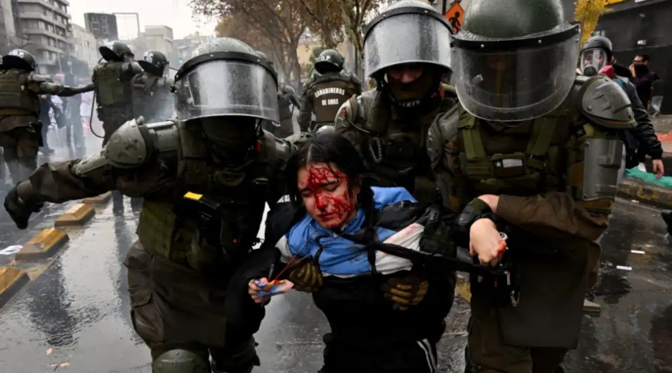 Represión en marcha estudiantil chilena contra recortes de Kast | AFP