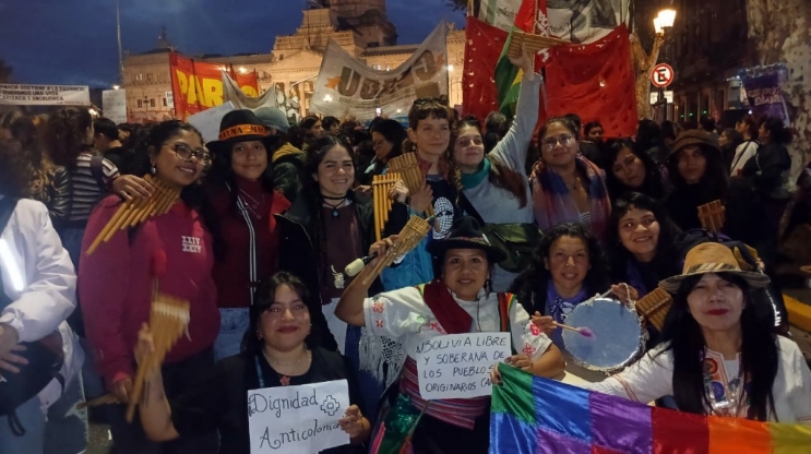 Mujeres de la comunidad boliviana marchando frente al Congreso Nacional durante el 3J. Foto: Mario Wilmer.