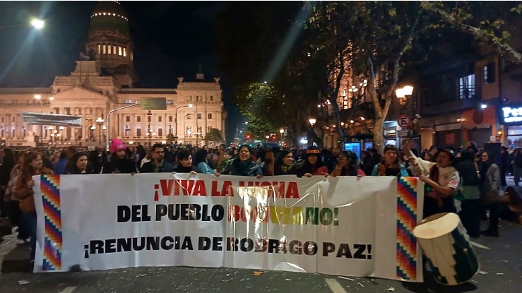Mujeres de la comunidad boliviana marchando frente al Congreso Nacional durante el 3J. Foto: Mario Wilmer.