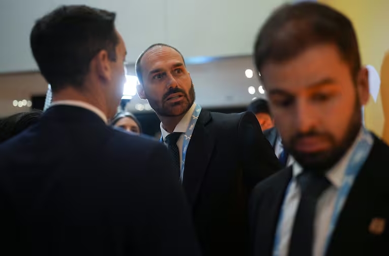 El congresista brasileño Eduardo Bolsonaro llega a Buenos Aires para asistir a la Conferencia de Acción Política Conservadora, (CPAC), en Buenos Aires, en diciembre de 2024 Natacha Pisarenko - AP