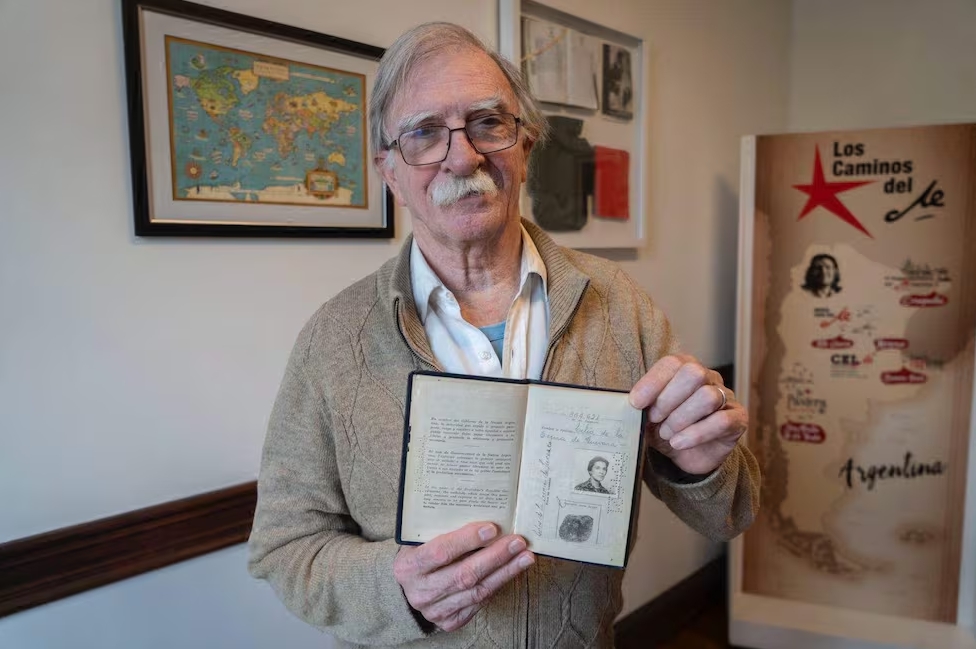 Juan Martín Guevara con el pasaporte recuperado de su madre. GENTILEZA