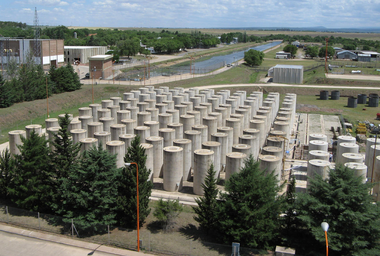 Campo de silos con el combustible nuclear gastado de la Central Nuclear Embalse.