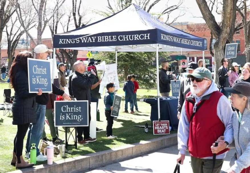 ¿Por qué nos debería importar lo que sucede en Arizona? Porque la idea de "pueblo elegido" y los fanatismos religiosos con sus trampas patriarcales también circulan en nuestro país. Imagen Web