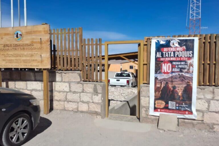 Cartel expuesto en la localidad Lickanantay de Toconao. Foto: cortesía Leticia González