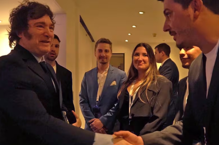 Milei, en el Tech Forum 2024; detrás de él, Mauricio Novelli y Manuel Terrones Godoy