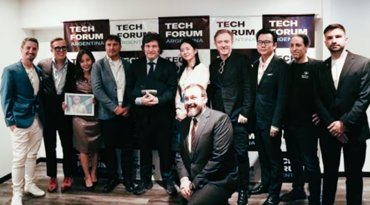 Milei con emprendedores que le presentó Mauricio Novelli en el evento Tech Forum, de 2024