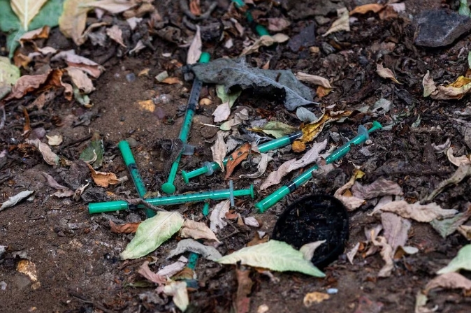 Durante los trabajos, los voluntarios retiraron 200 bolsas de basura, además de jeringas usadas, armas, cuchillos y otros residuos peligrosos acumulados en el cauce (Crédito: MyLondon)