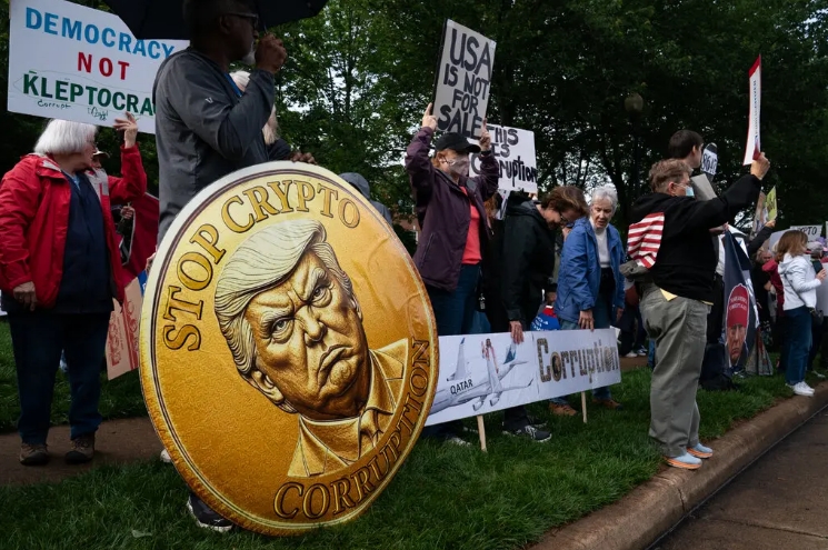 Manifestantes frente al Trump National Golf Club en Sterling, Virginia, antes de una cena privada para inversores en las criptomonedas del presidente Donald Trump en mayo.Credit...Elizabeth Frantz para The New York Times