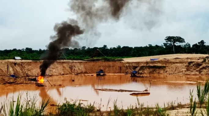 Durante operativos helitransportados en Madre de Dios, maquinaria y material de minería ilegal, valorizado en más de S/ 8.3 millones, fueron incautados y destruidos por las fuerzas armadas y la policía. (Foto: Mindef)